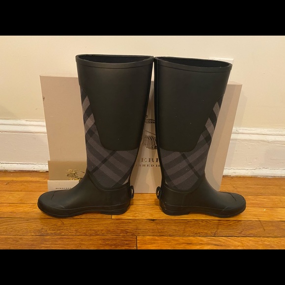 Authentic Burberry Rainboots - barely worn - Picture 3 of 4